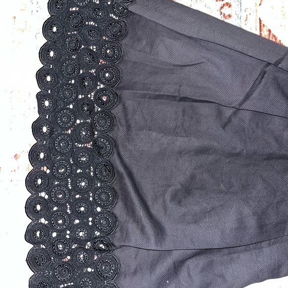 White and black dress with bow in front - Picture 3 of 6